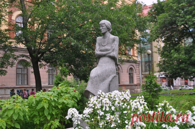 Эта женщина одна,Эта женщина больна,Муж  в могиле,сын в тюрьме,Помолитесь обомне