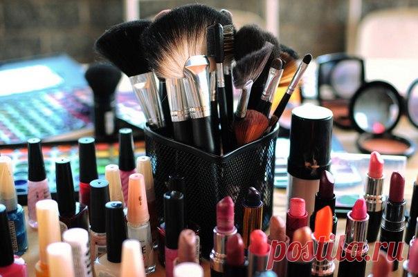 7 лайфхаков макияжа от визажиста Lancome Паоло Антонина! 1. Лицо не должно быть полностью матовым Мой секрет идеальной естественной кожи — это разница текстур. Лицо не должно быть полностью матовым: многие девушки пытаются достичь такого эффекта с помощью пудры, но в итоге тотальная матовость смотрится неестественно, будто маска. Поэтому я советуют всегда сочетать в своем макияже пудру и хайлайтер. С одной стороны, это помогает создать ровный тон кожи, а с другой — легкий блеск делает ее…