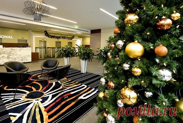 В наше время искусственные елки постепенно вытесняют живые деревца. С точки зрения экологии - это хорошо, но вот с точки зрения праздника - не очень. В новогоднюю ночь в доме обязательно должен присутствовать дух праздника, пропитанный елочным ароматом. Поэтому, если с живой елкой никак не получается, то поставьте хотя бы живые еловые веточки и обязательно их украсьте. Также прекрасной альтернативой станет живое елочное деревце, посаженное в цветочный горшок.