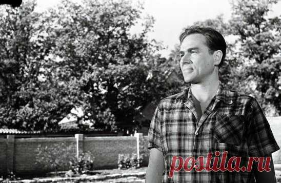 Вспомним  ГЕОРГА ОТСА...
Георг Отс сначала учился на военного, а потом - на архитектора, однако с самого детства он увлекался музыкой. Впервые артист выступил на сцене в 12 лет в школьном хоре, а в 24 года стал солистом Государственного театра “Эстония”. Он исполнял и оперные партии, и эстрадные песни - “Хотят ли русские войны”, “Севастопольский вальс”, “Я люблю тебя, жизнь”. Концерты Отса всегда проходили с аншлагом. А всесоюзную славу исполнителю принесла главная роль в фильме “Мистер Икс”. 
Г