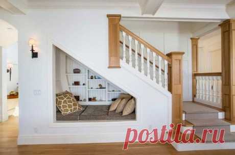 Идея использования пространства под лестницей.