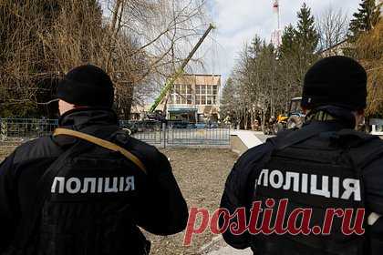 Американец взорвал гранату в кафе на западе Украины. Гражданин США взорвал гранату в кафе в Тернополе на западе Украины. В результате происшествия никто не пострадал. Инцидент произошел ночью в субботу, 1 апреля. В результате взрыва повреждена крыша кафе и четыре кресла. Сотрудники правоохранительных органов провели обыск в доме подозреваемого.