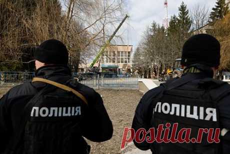 Американец взорвал гранату в кафе на западе Украины. Гражданин США взорвал гранату в кафе в Тернополе на западе Украины. В результате происшествия никто не пострадал. Инцидент произошел ночью в субботу, 1 апреля. В результате взрыва повреждена крыша кафе и четыре кресла. Сотрудники правоохранительных органов провели обыск в доме подозреваемого.