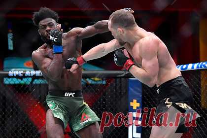 Стерлинг захотел научить Яна манерам. Американский боец смешанного стиля (MMA) Алджамэйн Стерлинг рассчитывает на поединок против россиянина Петра Яна. 32-летний американец отреагировал на публикацию UFC, где размещена фотография Яна и Стерлинга со словами: «Осталось незаконченное дело». «Я научу этого парня манерам», — написал Стерлинг.