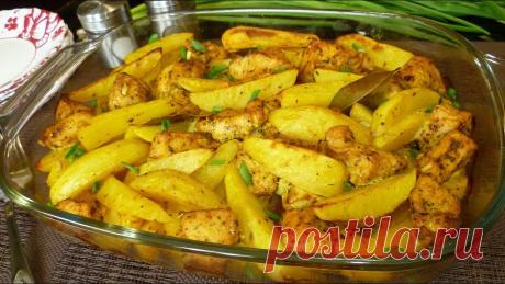 Филе индейки запечённое с картошкой в духовке Филе индейки - 600 г.Картофель - 800 г.Паприка молотая - 1 ч. л.Базилик - 0,5 ч.л.Карри - 2 щепоткиСоль, перец - по вкусуЧеснок - 6 зубчиковПриправа для птицы - 0,5 ч. л.Приправа для картофеля - 0,5 ч. л.Масло подсолнечное - 2 ст. л.Лавровый лист - 2 шт.Лук зелёный - для подачи