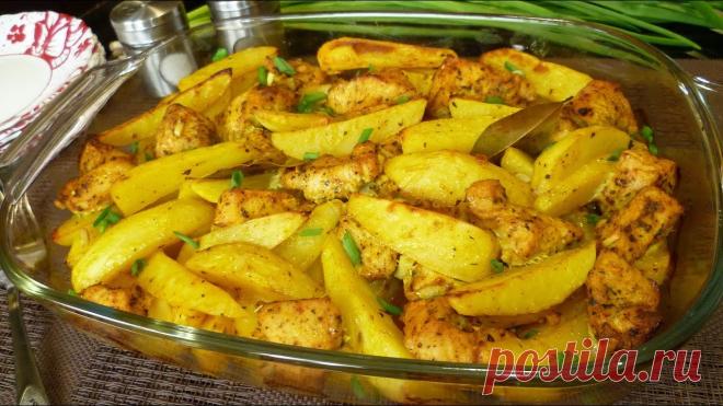 Филе индейки запечённое с картошкой в духовке Филе индейки - 600 г.Картофель - 800 г.Паприка молотая - 1 ч. л.Базилик - 0,5 ч.л.Карри - 2 щепоткиСоль, перец - по вкусуЧеснок - 6 зубчиковПриправа для птицы - 0,5 ч. л.Приправа для картофеля - 0,5 ч. л.Масло подсолнечное - 2 ст. л.Лавровый лист - 2 шт.Лук зелёный - для подачи