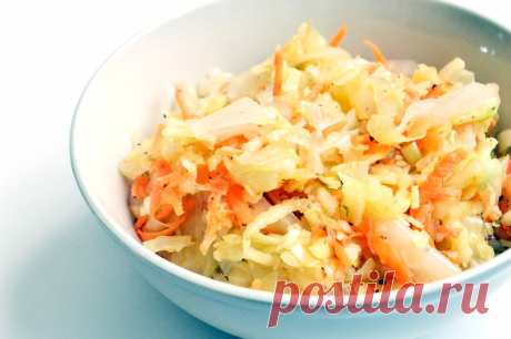 Салат из квашеной капусты с яблоком. 
Вкуснейший салатик из квашеной капусты, свежих моркови, яблок и зеленого лука с ароматной заправкой из оливкового масла, орегано и молотого перца.