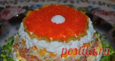 5 НЕВЕРОЯТНО ВКУСНЫХ САЛАТОВ

1) Слоеный салат «Жемчужина»

ИНГРЕДИЕНТЫ:
● 200 г. слабосоленой семги;
● 40-50 г. оливок;
● 60 г. сыра;
● 5 яиц;
● 1 апельсин;
● 1-2 ст.л красной икры;
● майонез;
● соль, перец;
● зеленый лук.

ПРИГОТОВЛЕНИЕ:
Сварить яйца вкрутую, отделить белки от желтков и натереть на средней терке. Семгу нарезаем маленькими ломтиками. Апельсин почистить от кожуры и волокон и порезать мякоть кубиками. Сыр натираем на мелкой терке. Оливки нарезать колечками....