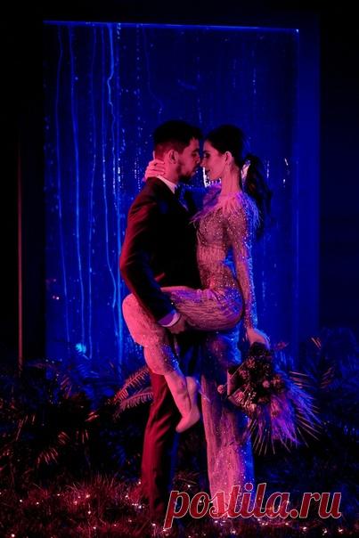 Съемка, которая переворачивает все представления о свадебной стилистике! 💥 Фото: instagram.com/akarnaukhov Организация, декор: Just Wedding. Выездные регистрации. Свадьба Видео: instagram.com/ascketus Свадебный стилист: instagram.com/redbeautystudio Комбинезон невесты: Свадебные, вечерние платья, корсеты. Пошив. Костюм жениха: instagram.com/baronjacket