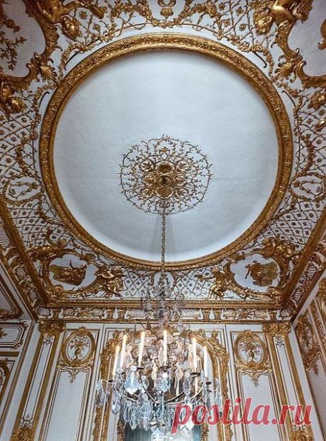 Versailles. Paneling   |  Pinterest