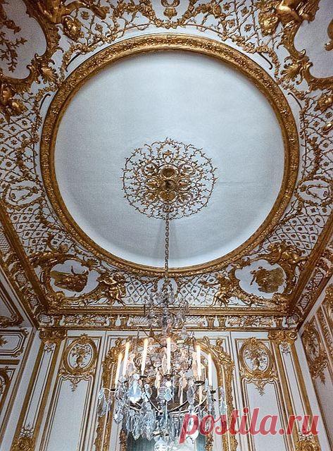 Versailles. Paneling   |  Pinterest
