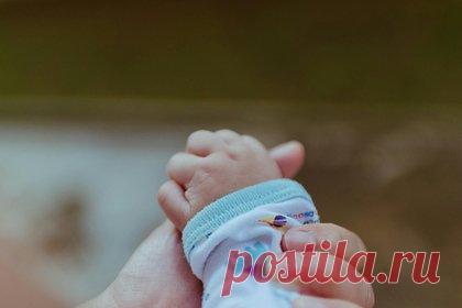 Полуторагодовалый ребенок выжил после падения из окна из-за неубранного снега. В Екатеринбурге из окна третьего этажа жилого дома выпал полуторагодовалый ребенок. Инцидент произошел в небольшом поселке Исток. По словам жителя дома по улице Главной, девочка была в одном памперсе. Сейчас она находится в больнице под присмотром врачей, ее жизни ничего не угрожает.