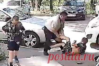 Под Москвой тренер по боксу избил ногами 12-летнего школьника и попал на видео. В подмосковных Котельниках тренер по боксу напал на 12-летнего школьника и избил его. Действия россиянина попали на видео. На представленном ролике видно, как мужчина подходит к компании ребят. Одного из мальчиков он хватает за рукав и начинает бить. Когда ребенок оказывается на земле, тренер наносит ему удары ногами.