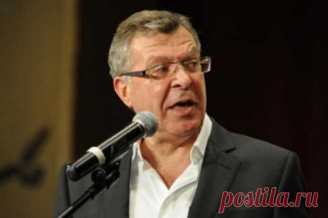Андрей Ургант рассказал о сложностях с установкой памятника своей матери. Вопрос, как памятник Нине Ургант можно доставить на кладбище в Петербурге, актер не решил.