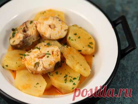 Рыба с картофелем в чесночном соусе
Простое вкуснейшее блюдо из рыбы хек и картофеля в ароматном чесночном соусе.