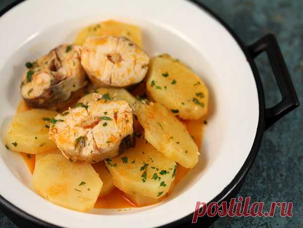 Рыба с картофелем в чесночном соусе
Простое вкуснейшее блюдо из рыбы хек и картофеля в ароматном чесночном соусе.