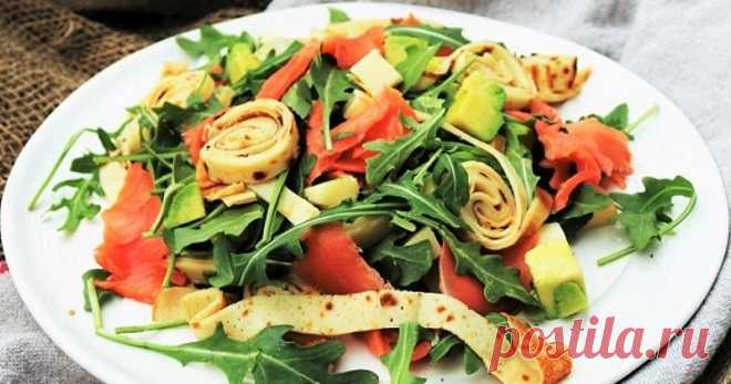 Салат с блинами - самые вкусные идеи приготовления сытной закуски 
Салат с блинами - самобытное творение хозяек, пребывавших в поиске стильных и простых блюд. Последнее им удалось: румяные полоски теста смотрятся оригинально и современно, сочетаются с сотней компоне…