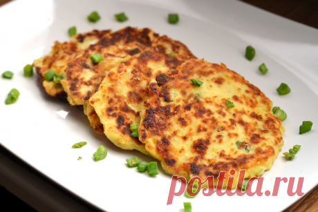 Картофельные оладьи с зеленым луком
Вкуснейшие картофельные оладьи из пюре с добавлением сыра, сметаны и зеленого лука.