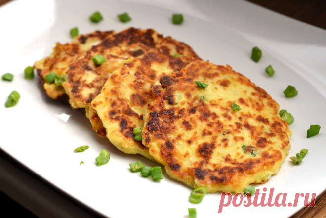 Картофельные оладьи с зеленым луком
Вкуснейшие картофельные оладьи из пюре с добавлением сыра, сметаны и зеленого лука.