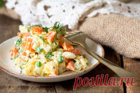 Лёгкий диетический салат а-ля "Оливье": можно есть хоть каждый день! На 100 грамм всего 64.28 ккал! Б/Ж/У — 1.88/1.3/11.76 Ингредиенты: Свежемороженый зеленый горошек — 150 грамм Огурцы — 150 грамм Морковь, отваренная — 2