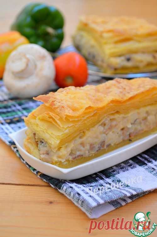 Слоеный пирог с грибами, картофелем и капустой.
