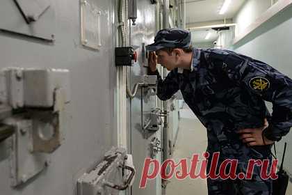 Российский охранник собирался взорвать соседей по коммуналке с помощью СВУ. В Кировском районе Ленинградской области задержан 53-летний охранник, подозреваемый в покушении на убийство трех человек. По данным следствия, мужчина сделал самодельную бомбу для того, чтобы взорвать трех соседей по коммунальной квартире. СВУ обнаружили в начале марта возле дома № 42 на Шоссе Революции в поселке Мга.