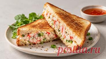 Сытные горячие бутерброды с крабовыми палочками, сливочным сыром и зелёным луком, которые быстро обжариваются до золотистой корочки.