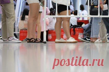 Девушка нашла оригинальный способ справиться с тошнотой в огромной очереди в магазине