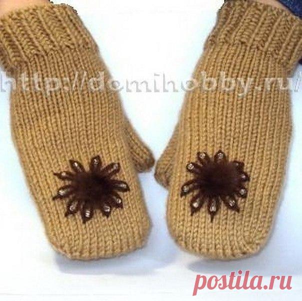 Вяжем варежки спицами от кончиков пальцев.
При таком способе верх варежки получается не острый, а ровно закругленный.

Данный метод отличается своеобразным набором петель, который также применяется для вязания носков от кончиков пальцев.

Для вязания варежек потребовалось 100 гр пряжи (100м/100гр), набор 
чулочных спиц №4.
Ширина ладони 8 см, длина 17 см.
Для набора петель необходимо 2 спицы, которые параллельно держите в правой руке. Сделайте начальную петлю, оставив небо...