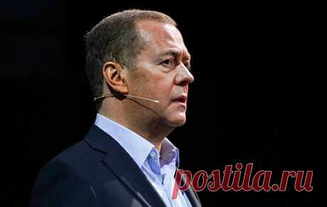 Медведев уверен в исчезновении Украины, но допускает разные сценарии. Зампред Совбеза РФ считает, что либо Украина медленно утратит суверенитет, либо ее ждет &quot;моментальный коллапс с одновременной аннигиляцией всех признаков государственности&quot;