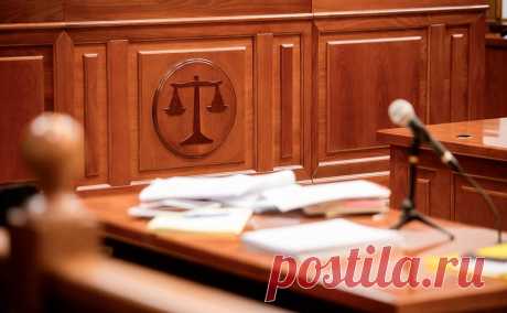 Суд вынес приговор вылившему зеленку в урну с бюллетенями пенсионеру. Пенсионер вылил зеленку на ящик для голосования на выборах президента на избирательном участке в Москве. По словам адвоката, мужчина сделал это по указанию мошенников. Суд дал ему полтора года лишения свободы условно