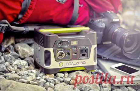 Солнечный аккумулятор YETI 150 не даст сесть устройствам там, где нет розеток | Чёрт побери Банк питания для самых отчаянных туристов. Мобильные устройства неизбежно теряют заряд своего аккумулятора. Бороться с этим недостатком можно разными способами, в том числе купив портативный резервный аккумулятор. Один такой, невероятно надежный и весьма емкий, появился на рынке сравнительно недавно и заслуживает внимания всех и каждого, кто не безразличен к путешествиям и дальним п...