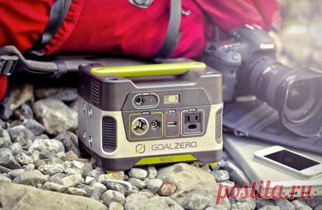 Солнечный аккумулятор YETI 150 не даст сесть устройствам там, где нет розеток | Чёрт побери Банк питания для самых отчаянных туристов. Мобильные устройства неизбежно теряют заряд своего аккумулятора. Бороться с этим недостатком можно разными способами, в том числе купив портативный резервный аккумулятор. Один такой, невероятно надежный и весьма емкий, появился на рынке сравнительно недавно и заслуживает внимания всех и каждого, кто не безразличен к путешествиям и дальним п...