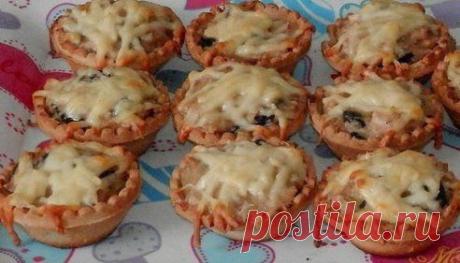 Жюльен в тарталетках
Ингредиенты:
Грудка куриная (вареная) — 400 г 
Шампиньоны (свежие) — 400 г 
Лук репчатый — 2 шт 
 (сливочный, не очень твердный) — 300 г 
Сливки (20%) — 500 мл 
Мука пшеничная — 2 ст. л. 
Грибы, лук, грудку мелко нарезать - и обжарить до выпаривания лишней жидкости. 
Добавить сливки и медленно вводить муку - чтобы загустело
Разложить по тарталеткам 
Посыпать сверху тертым сыром и запекать в духовке до образования корки (минут 10 - 15 )
•••

•••продолжение