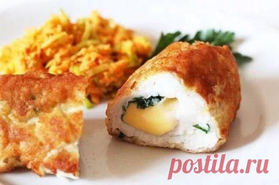 Куриные рулетики с сыром и зеленью
 153.737 ккал/100 г  Б/Ж/У: 21.73 / 6.5 / 0.68 
Ингредиенты:
куриное филе - 600 г
сыр - 50 г
петрушка - 1 пучок
горчица - 1 ч. л
чеснок - 7 г
масло оливковое - 3 ст.л
соль, перец - по вкусу
Приготовление:
Куриное филе промыть и обсушить. Разрезать вдоль на две части каждое филе. Отбить каждую часть с двух сторон. Для начинки смешать в миске тертый сыр, мелок нашинкованный чеснок, петрушку и горчицу. Хорошо перемешать. Каждое филе натереть солью и см