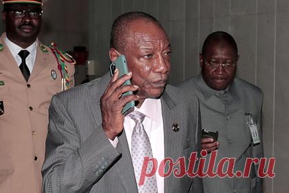 В Гвинее не захотели отпускать свергнутого президента из страны. Свергнутый президент Гвинеи Альфа Конде не покинет территорию страны. Об этом заявили в созданном Национальном комитете по сплочению и развитию (CNRD). Военные подчеркнули, что не поддадутся никакому давлению, и объявили, что не позволят бывшему президенту уехать и жить за границей.