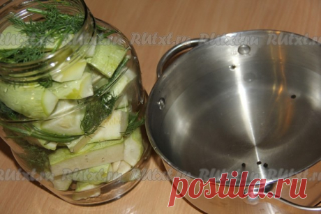 Маринованные кабачки за сутки

Хочу поделиться замечательным рецептом приготовления маринованных кабачков за сутки. Они получаются хрустящими, ароматными, в меру острыми. Такие маринованные кабачки быстрого приготовления можно подать к столу с отварным картофелем или в дополнение к основному блюду. Я просто люблю похрустеть ими с чёрным хлебушком. Я уже два года подряд пользуюсь этим рецептом, особенно когда на прилавках магазинов начинают появляться молоденькие, с нежной ...