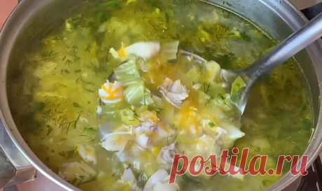 Самый вкусный суп с секретным ингредиентом! Одной тарелки всегда мало!
Сегодня хочу приготовить суп, который готовится очень быстро, из простых продуктов, но от этого получается не менее вкусным и сытным.

Ингредиенты:
 Лук - 2 шт (в зажарку и бульон)
 Морковь - 2 шт (в зажарку и бульон)
 Перец душистый и горошком по 2 шт (в бульон)
 Куриное филе ( ножки, крылья, бедра) - 400 г
 Растительное масло - 2 ст.л.
 Капуста - 200 г
 Манная крупа - 3 ст.л.
 Укроп- пара веточек
 Чес...