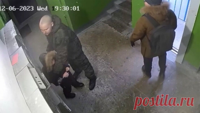 Россиянин напал на ребенка в подъезде, мальчика спас очевидец. В Норильске мужчина отправился на принудительное лечение после нападения на школьника в подъезде. Об этом сообщает полиция Красноярского края. Инцидент произошел 6 декабря в подъезде жилого дома на улице Первомайской. Как позже ...
