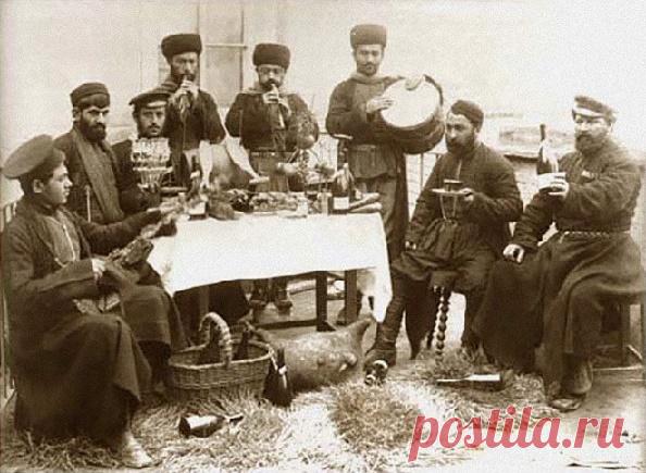 Тайна происхождения армянских, грузинских и азербайджанских фамилий 

Откуда происходят фамилии Джугашвили и Церетели? Что связывает армянские фамилии с турецким языком? Почему азербайджанцы отменяют в своих фамилиях «русские» окончания? Отвечаем на эти и другие вопро…