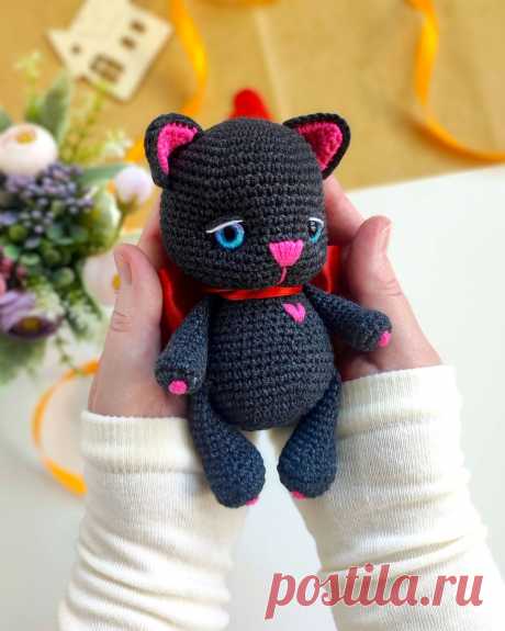 PDF Котики День и Ночка крючком. FREE crochet pattern; Аmigurumi toy patterns. Амигуруми схемы и описания на русском. Вязаные игрушки и поделки своими руками #amimore - котята из обычной пряжи, котик, кот, кошка, кошечка, котёнок.