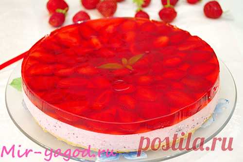 Торт без выпечки с желе и клубникой