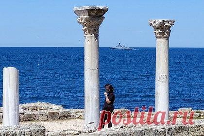 В Госдуме ответили пословицей на слова Киева о праве «уничтожить все» в Крыму. Заявление советника главы офиса президента Украины Михаила Подоляка о праве Киева «уничтожить все» в Крыму и Донбассе, является фашистским. Об этом заявил депутат Госдумы, генерал-майор запаса Леонид Ивлев. «Подоляке ответил бы старинной русской пословицей: "Бодливой корове Бог рога не дает"», — сказал он.