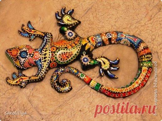 Радужная ящерка из папье-маше.