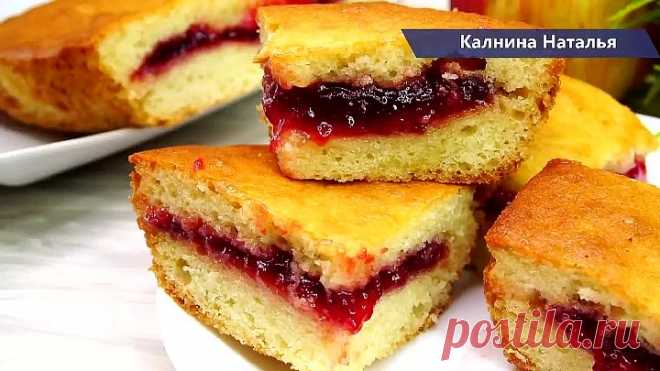 Заливной пирог с вареньем, в котором начинка не опускается на дно, а вся остается посередине.
