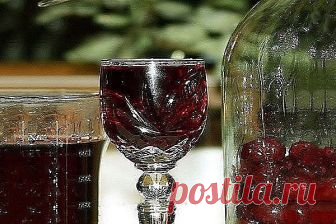 ВИШНЕВЫЙ ЛИКЕР и др. ликеры из ягод...  

Состав: 3 кг вишни, 2 кг сахара, 1 л. водки

Для приготовления вишневого ликера применяются полностью вызревшие ягоды вишни, причем вместе с косточкой. Примечательно то, что при настаивании ядро косточки дарит напитку горьковатый привкус наряду с ароматом миндальных орехов.

Зрелую ягоду засыпаем в 3 л банку, сверху 1 кг. сахара и 0.5 л водки. Настоять 6-7 дней, ежедневно встряхивая содержимое банки. Затем фильтруем и добавляем ост...