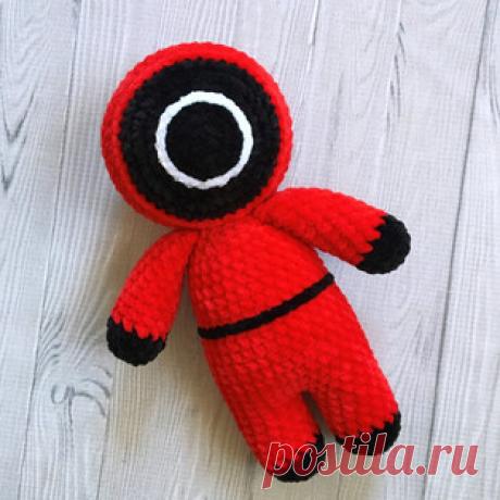 Охранник амигуруми. Схемы и описания для вязания игрушек крючком! Бесплатный мастер-класс от Милены Локтионовой по вязанию охранника из популярного сериала "Игра в кальмара". Размер вязаной крючком игрушки…
