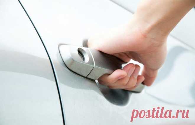 Как попасть в автомобиль, если он закрылся вместе с ключами. 4 способа