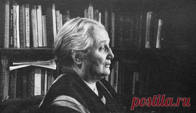 Анна Ахматова. «Август» 
Он и праведный, и лукавый, И всех месяцев он страшней: В каждом августе, Боже правый, Столько праздников и смертей.

Разрешенье вина и елея... Спас, Успение... Звездный свод!.. Вниз уводит, как та ал…