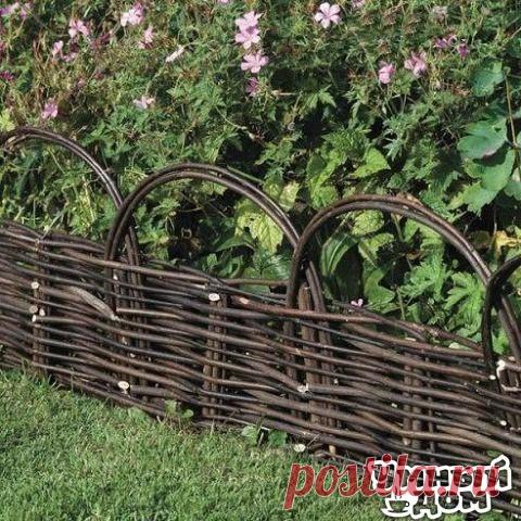 Как сделать плетень на даче своими руками Что может быть проще и «уютней» старинного доброго плетня. Я очень люблю этот вид ограждения. Он навевает мне сюжеты украинских сказок, такой милый сердцу крестьянский быт, где у плетня непременно стоят вилы, цветут подсолнухи и сушатся глиняные крынки для молока. Скоро растает последний снег, а значит самое время отправиться в лес за прутом, для того чтобы сделать у себя на даче плетень своими руками в качестве забора или ограждения для клумбы.…